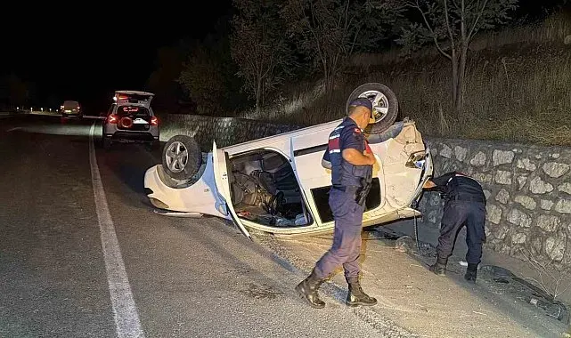 Otomobil istinat duvarına çarparak takla attı: 2 yaralı