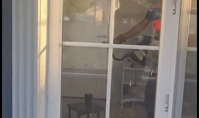Eve giren yılanı itfaiye ekipleri çıkarttı