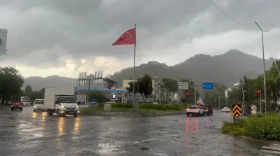 Marmaris'te Kuvvetli Sağanak Yağış Başladı: Yetkililerden Sel ve Su Baskını Uyarısı