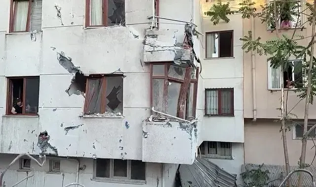Küçükçekmece'de yıkımı yapılan binanın duvarı yan apartmanın üzerine devrildi