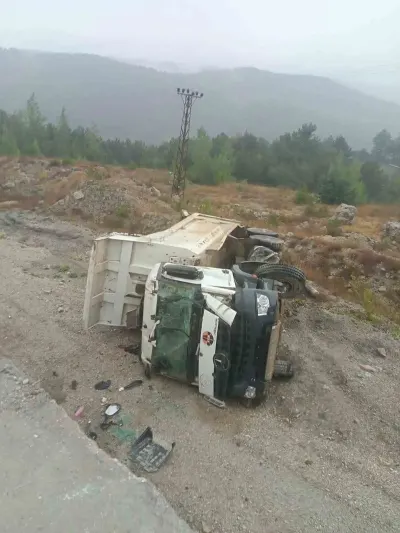 Bolu'da Hafriyat Kamyonu Şarampole Devrildi: 1 Yaralı