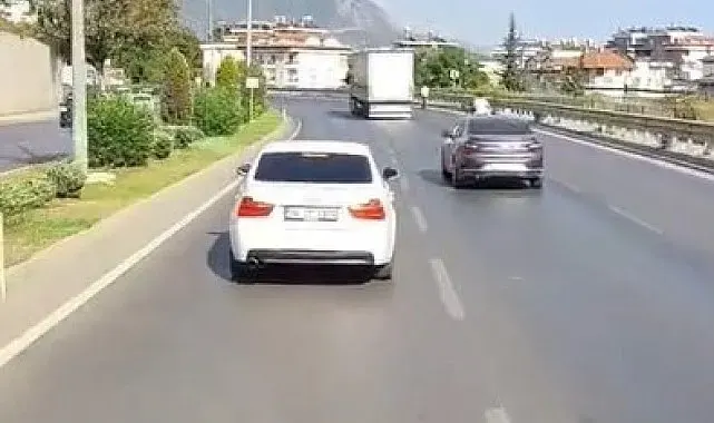 Alanya'da itfaiyeye yol vermeyen sürücü cep telefonu kamerasında