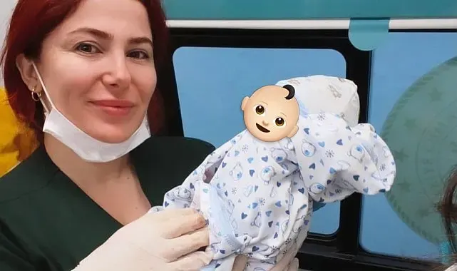 Hastaneye sevk edilen hamile kadın ambulansta doğum yaptı