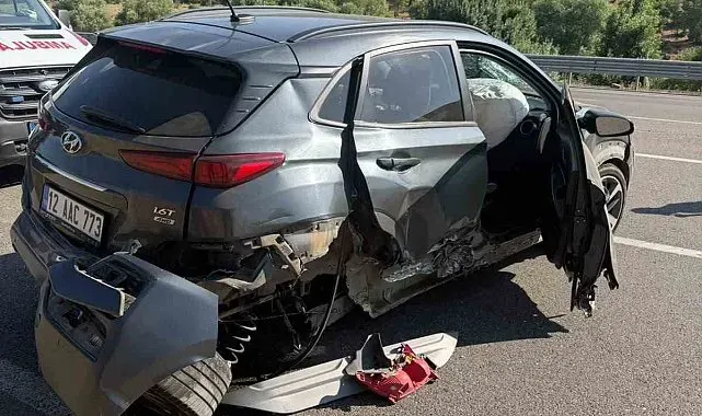 Bingöl'de otomobil bariyerlere çarptı: 2 yaralı