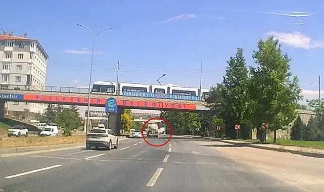 Eskişehir'de tankerin lastiğinin bomba gibi patladığı anlar kamerada