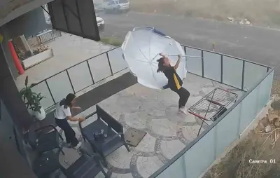 Aksaray'da Fırtına Anında Şemsiyeyle Mücadele Eden Genç Kızın Kameraya Yansıyan Anları