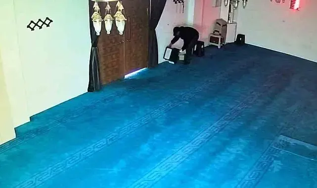 Camiye girdi, kaldırım taşıyla kırdığı yardım kutusundaki 100 bin lirayı çaldı