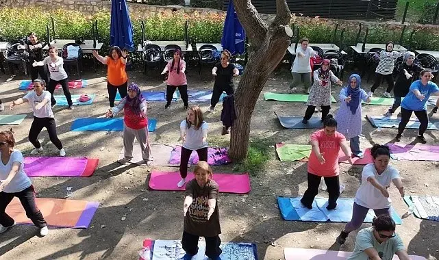Efeler'de açık havada yoga zamanı