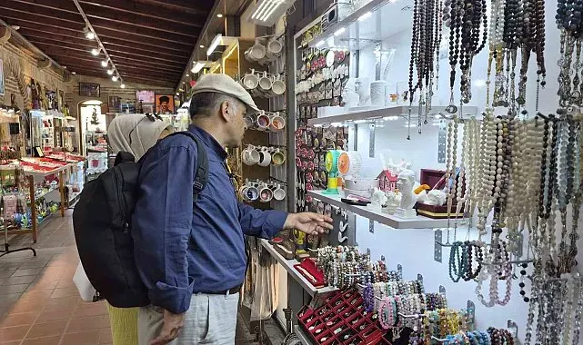 Tarihi külliyedeki lüle taşı stantlarında turist hareketliliği