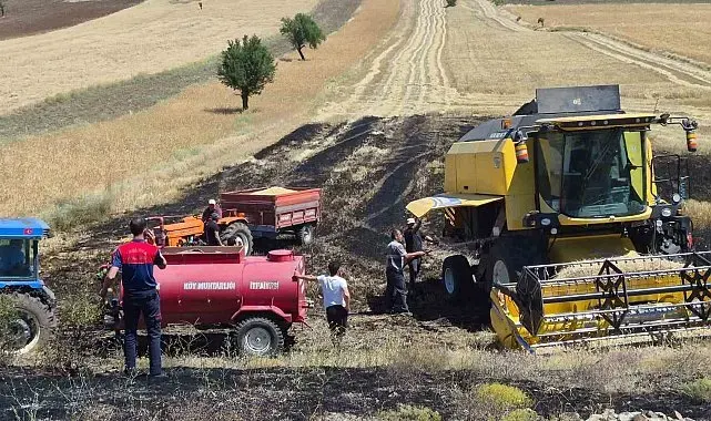 Tarladaki hasat sırasında biçerdöverin çıkardığı yangın, köyde bekletilen su tankeriyle söndürüldü
