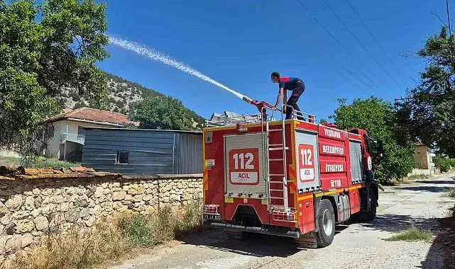 Burdur'da ev bahçesinde çıkan yangın çevreye sıçramadan söndürüldü