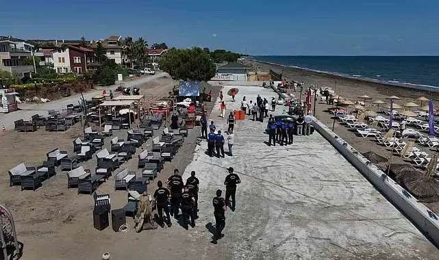 Atakum sahilinde işgal denetimi: Kumsaldaki masa, sandalye ve şezlonglar kaldırıldı