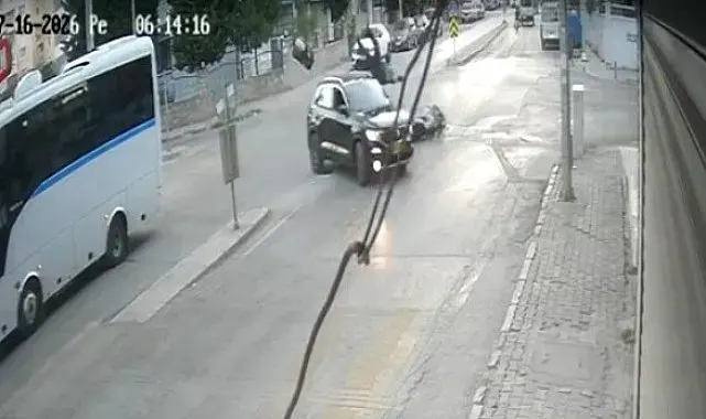 İzmir'de otomobilin motosiklete çarpıp kaçtığı kaza kameraya yansıdı