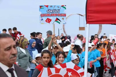 Aksaray'da Filistinli Çocuklar İçin Yüzlerce Uçurtma Gökyüzüyle Buluştu