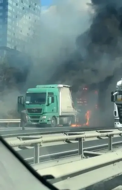 Esenyurt TEM Otoyolu'nda Korkutan Tır Yangını: Alevler Yolu Sardı