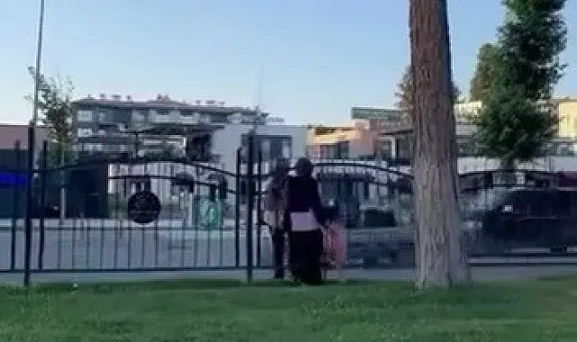 Korkuluğu aşıp trafiği tehlikeye attılar