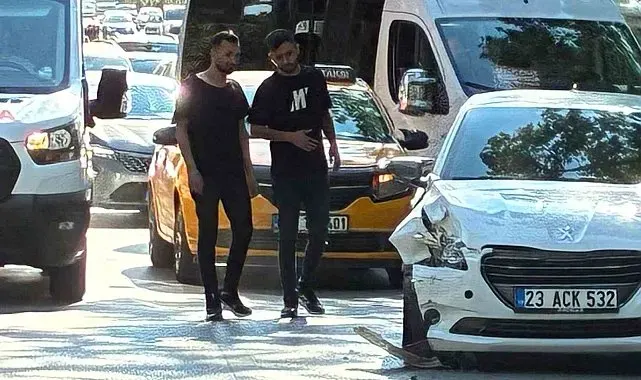 Elazığ'da otomobiller çarpıştı: 2 yaralı