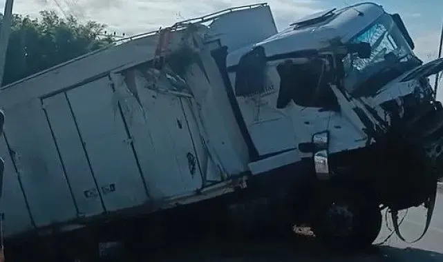 Tır bariyerlere çarpıp devrildi: Sürücü yaralandı