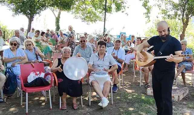 Muratpaşa'da yaşlılar türkülerle buluşuyor
