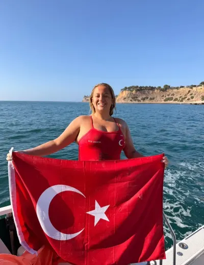 Türk yüzücü Ece Demir Amerika'da Catalina Kanalı'nı geçerek tarihe geçti