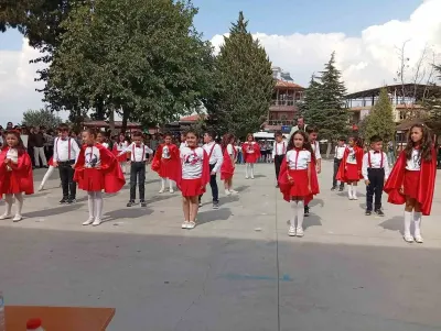 Sarıgöl'de İlköğretim Haftası Coşkusu: Öğrencilerin Performansı Büyük Beğeni Topladı