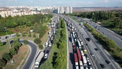 Esenyurt TEM Otoyolu'nda Seyir Halindeki Tır Alev Alev Yandı