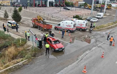 Kırıkkale'de Facianın Eşiğinden Dönüldü: Aydınlatma Direği Tofaş Otomobilin Üzerine Düştü