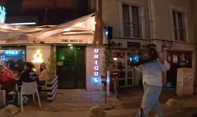 Müzik çaları kulağına dayayarak son ses ile sokakta yürüyen kişi tepki çekti