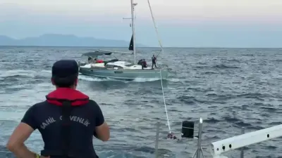 Antalya Demre Açıklarında Arızalanan Teknede Mahsur Kalan 2 Kişi Kurtarıldı