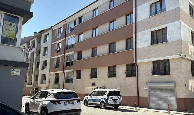 Yayılan kokular nedeniyle eve giren ekipler yaşlı adamın cesedi ile karşılaştı