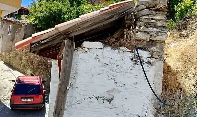 Tarihi çeşmenin çatısı tehlike altında