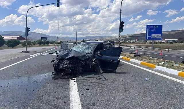 Erzincan'da 5 kişinin yaralandığı trafik kazası kamerada