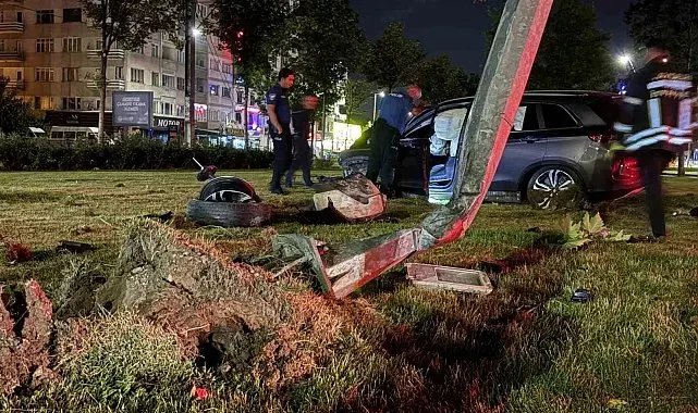 Virajı alamayan SUV araç aydınlatma direğini yerinden söktü: 1 yaralı