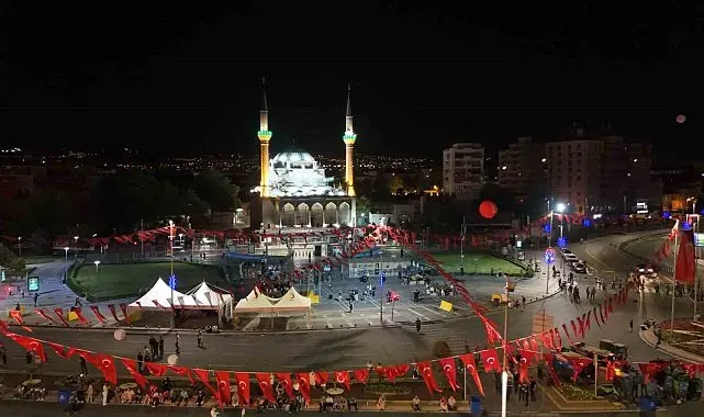 Kayseri'de 15 Temmuz'un yıl dönümünde camilerden sela yükseldi