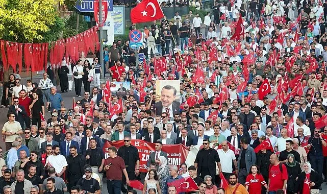 Bursa'da 'Demokrasi ve Bayrak Yürüyüşü'