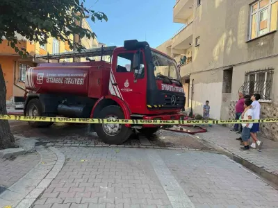 Küçükçekmece'de Çatı Katında Yangın Çıktı: Ev Kullanılamaz Hale Geldi