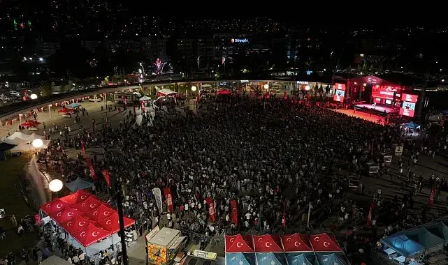 Kocaeli'de on binler Milli İrade Meydanı'nı doldudu