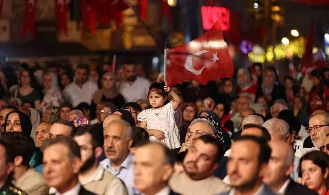 Esenler'de 253 metrelik bayrakla 15 Temmuz şehitleri anıldı