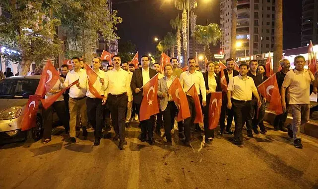 Kozan'da vatandaşlar Türk bayrakları ile 15 Temmuz'un yıldönümünde meydanlarda