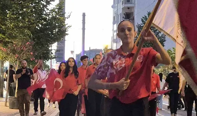 Eskişehir'de milli sporculardan 15 Temmuz'a özel Sancak Koşusu