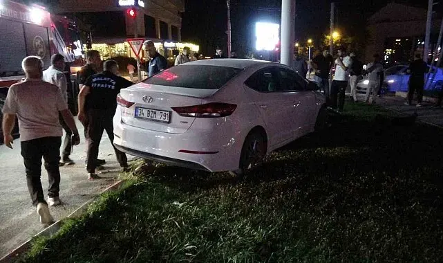 Otomobil, trambüs direğine çarptı: Yaralı sürücü ambulanstan kaçtı