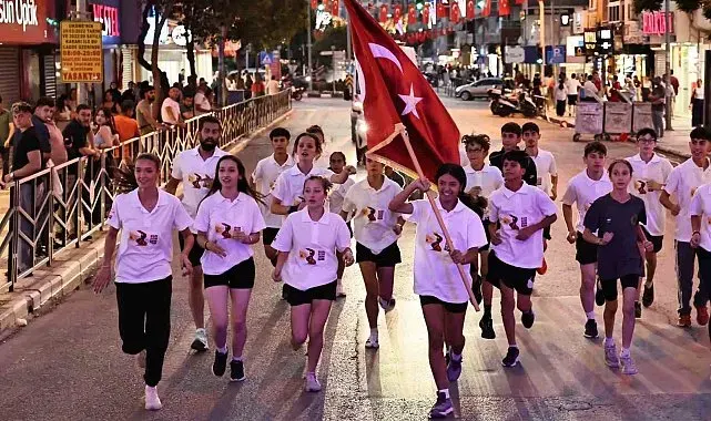 Ay yıldızlı sancak Manisa sokaklarında elden ele taşındı