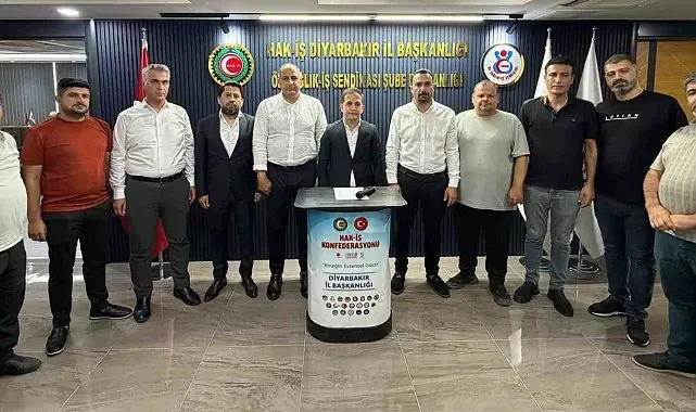 HAK-İŞ İl Başkanı Aküzüm: "Bu tarihi direniş, bir daha yaşanmamak üzere tarihin altın sayfalarına demokrasiye sahip çıkan milletin zaferi olarak yazılmıştır"
