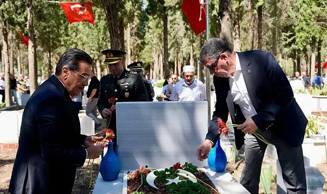 Burhaniye de Şehitlikler ziyaret edildi