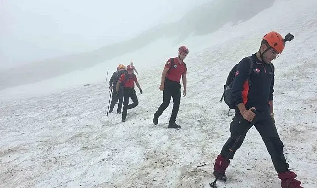 Çamlıhemşin'de mahsur kalan 3 turiste 10 saatlik çalışmaların ardından ulaşıldı