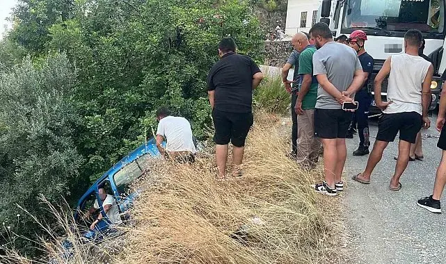 Sürücüsüyle şarampolde asılı kalan otomobil, beton mikserine halatla sabitlendi
