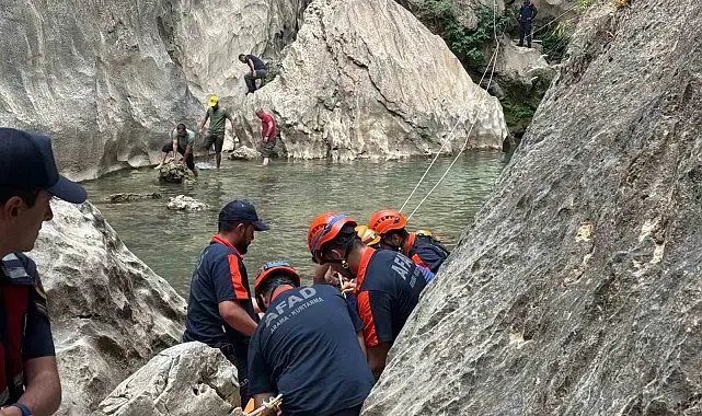 Kayalıklardan düşen yaralı çocuk kurtarıldı