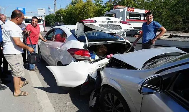 Yavaşlayan trafik zincirlemeye kazaya sebep oldu: 1'i çocuk 3 yaralı
