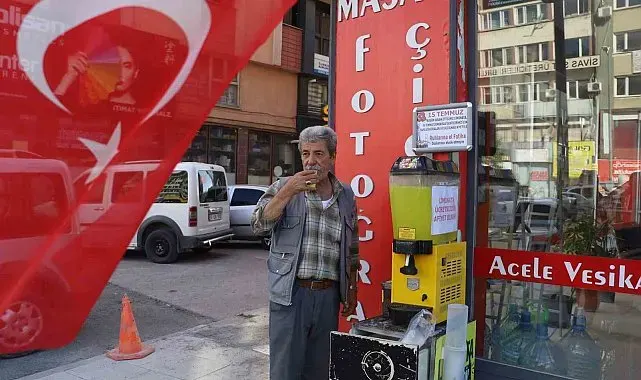 Sivas'ta esnaftan 15 Temmuz şehitleri hayrına limonata ikramı