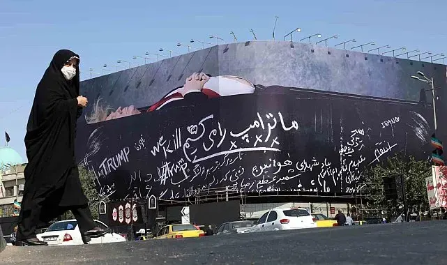Tahran'ın kalbindeki meydana "tabutta yatan Trump" afişi asıldı